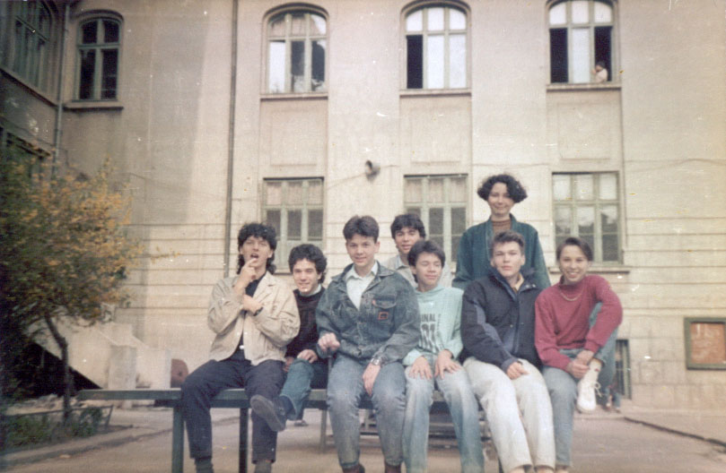 in curte, fara cici.jpg